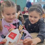 Uczniów klasy I a, I d i II a odwiedziły panie higienistki z Przychodni Stomatologicznej „Dentur”.