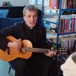 „Między Dobrem a Słowem” – spotkanie inspirowane myślą ks. Józefa Tischnera w ZS Nr 2 w Grajewie