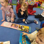 „Ratownicy Czytelnictwa” w akcji – „Słoneczka” odkrywają magię książek