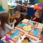 Poczęstunek choinkowy u przedszkolaków z grupy Słoneczka