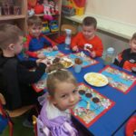 Poczęstunek choinkowy u przedszkolaków z grupy Słoneczka