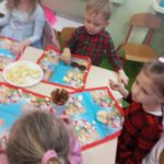 Poczęstunek choinkowy u przedszkolaków z grupy Słoneczka