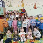 Kontynuujemy realizację Ogólnopolskiego Programu upowszechniania czytania „RATOWNICY CZYTELNICTWA – RADOŚĆ PŁYNIE Z CZYTANIA”. Tym razem program objął swoim zasięgiem również dzieci z oddziałów przedszkolnych oraz uczniów klas II–VIII, przyczyniając się do budowania wspólnoty szkolnej wokół czytelnictwa i wzmacniania pozytywnego stosunku do książki. W ramach programu bibliotekarze uczestniczyli w szkoleniach poświęconych rozwijaniu kompetencji czytelniczych oraz nowoczesnym formom promocji czytania wśród dzieci i młodzieży. Równolegle realizowano działania ogólnoszkolne, w tym m.in. akcję „Aktywne ferie z książką”, promującą czytanie jako atrakcyjną i wartościową formę spędzania czasu wolnego. Szczególną uwagę poświęcono najmłodszym uczniom. Dzieci z oddziałów przedszkolnych brały udział w spotkaniach i zajęciach czytelniczych organizowanych we współpracy z Kołem Przyjaciół Biblioteki oraz Kołem Czytelniczo-Medialnym, m.in.: • „Zaczarowana piłka…” – grupa „Skrzaty”, • „Każdy z nas jest wyjątkowy” – grupy „Skrzaty” i „Pszczółki”, • „Książka daje skrzydła” – grupa „Skrzaty” oraz dzieci ze świetlicy szkolnej, • „Zimowe opowieści pod choinkę” – grupa „Pszczółki”, • „Sekrety drzew ukryte w książkach” – grupa „Pszczółki” (obchody Dnia Drzewa). Uczniowie klas starszych uczestniczyli w różnorodnych zajęciach i projektach rozwijających kompetencje czytelnicze, medialne i społeczne, m.in.: • „Biblioteka zaprasza człowieka” – klasa III e, • „W bibliotece – zbiory, katalog i karta katalogowa” – klasa IV c, • „Podróże z książką” – spotkanie czytelnicze (klasa V a), • „Mądrość mieszka w nas” – klasa VI a, • „Świat Śródziemia na kartach książki i na wielkim ekranie” – klasa VI c, • „Książka na ratunek. Jak od tysięcy lat zapisane słowo zmienia świat” – klasy VII c i VII d, • „Jak wyobrażasz sobie świat bez książki?” – klasa VII d, • „Dlaczego książki były (i są) tak cenne oraz jak dziś można ‘ratować’ czytelnictwo” – klasa VIII a. Program „Ratownicy Czytelnictwa” pokazuje, że czytanie jest źródłem radości, wiedzy i wspólnego działania, a książka wciąż pozostaje ważnym „ratunkiem” dla wyobraźni, wrażliwości i harmonijnego rozwoju młodego człowieka. Kontynuujemy realizację Ogólnopolskiego Programu upowszechniania czytania „RATOWNICY CZYTELNICTWA – RADOŚĆ PŁYNIE Z CZYTANIA”. Tym razem program objął swoim zasięgiem również dzieci z oddziałów przedszkolnych oraz uczniów klas II–VIII, przyczyniając się do budowania wspólnoty szkolnej wokół czytelnictwa i wzmacniania pozytywnego stosunku do książki. W ramach programu bibliotekarze uczestniczyli w szkoleniach poświęconych rozwijaniu kompetencji czytelniczych oraz nowoczesnym formom promocji czytania wśród dzieci i młodzieży. Równolegle realizowano działania ogólnoszkolne, w tym m.in. akcję „Aktywne ferie z książką”, promującą czytanie jako atrakcyjną i wartościową formę spędzania czasu wolnego. Szczególną uwagę poświęcono najmłodszym uczniom. Dzieci z oddziałów przedszkolnych brały udział w spotkaniach i zajęciach czytelniczych organizowanych we współpracy z Kołem Przyjaciół Biblioteki oraz Kołem Czytelniczo-Medialnym, m.in.: • „Zaczarowana piłka…” – grupa „Skrzaty”, • „Każdy z nas jest wyjątkowy” – grupy „Skrzaty” i „Pszczółki”, • „Książka daje skrzydła” – grupa „Skrzaty” oraz dzieci ze świetlicy szkolnej, • „Zimowe opowieści pod choinkę” – grupa „Pszczółki”, • „Sekrety drzew ukryte w książkach” – grupa „Pszczółki” (obchody Dnia Drzewa). Uczniowie klas starszych uczestniczyli w różnorodnych zajęciach i projektach rozwijających kompetencje czytelnicze, medialne i społeczne, m.in.: • „Biblioteka zaprasza człowieka” – klasa III e, • „W bibliotece – zbiory, katalog i karta katalogowa” – klasa IV c, • „Podróże z książką” – spotkanie czytelnicze (klasa V a), • „Mądrość mieszka w nas” – klasa VI a, • „Świat Śródziemia na kartach książki i na wielkim ekranie” – klasa VI c, • „Książka na ratunek. Jak od tysięcy lat zapisane słowo zmienia świat” – klasy VII c i VII d, • „Jak wyobrażasz sobie świat bez książki?” – klasa VII d, • „Dlaczego książki były (i są) tak cenne oraz jak dziś można ‘ratować’ czytelnictwo” – klasa VIII a. Program „Ratownicy Czytelnictwa” pokazuje, że czytanie jest źródłem radości, wiedzy i wspólnego działania, a książka wciąż pozostaje ważnym „ratunkiem” dla wyobraźni, wrażliwości i harmonijnego rozwoju młodego człowieka. Kontynuujemy działania w ramach programu „Ratownicy Czytelnictwa”