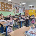 Dzień Bezpiecznego Internetu 2026 - dzieci oglądają wykład