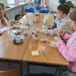 Koło Przyjaciół Biblioteki na warsztatach „Odpowiedzialny Upcykling z Żubrem”