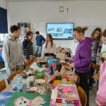 Koło Przyjaciół Biblioteki na warsztatach „Odpowiedzialny Upcykling z Żubrem”