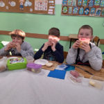 Zdrowe i kolorowe śniadanie w klasie II d