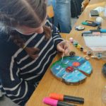 Koło Przyjaciół Biblioteki na warsztatach „Odpowiedzialny Upcykling z Żubrem”