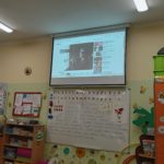 Zajęcia czytelnicze „Hejnał, który ostrzegał miasto” w grupie przedszkolnej „Pszczółki” z udziałem Koła Przyjaciół Biblioteki