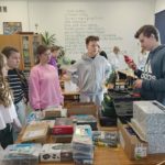 Koło Przyjaciół Biblioteki na warsztatach „Odpowiedzialny Upcykling z Żubrem”