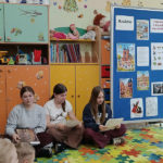 Zajęcia czytelnicze „Hejnał, który ostrzegał miasto” w grupie przedszkolnej „Pszczółki” z udziałem Koła Przyjaciół Biblioteki
