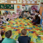 Zajęcia czytelnicze „Hejnał, który ostrzegał miasto” w grupie przedszkolnej „Pszczółki” z udziałem Koła Przyjaciół Biblioteki