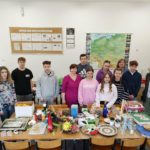 Koło Przyjaciół Biblioteki na warsztatach „Odpowiedzialny Upcykling z Żubrem”