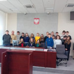Dzień Edukacji Prawnej - uczniowie klasy VII b wraz z wychowawcą odwiedzili z tej okazji Sąd Rejonowy w Grajewie.