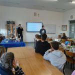 Koło Przyjaciół Biblioteki na warsztatach „Odpowiedzialny Upcykling z Żubrem”