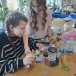 Koło Przyjaciół Biblioteki na warsztatach „Odpowiedzialny Upcykling z Żubrem”