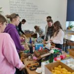 Koło Przyjaciół Biblioteki na warsztatach „Odpowiedzialny Upcykling z Żubrem”