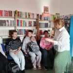 Koło Przyjaciół Biblioteki na warsztatach „Odpowiedzialny Upcykling z Żubrem”