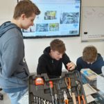 Koło Przyjaciół Biblioteki na warsztatach „Odpowiedzialny Upcykling z Żubrem”