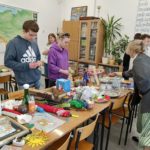 Koło Przyjaciół Biblioteki na warsztatach „Odpowiedzialny Upcykling z Żubrem”