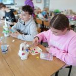 Koło Przyjaciół Biblioteki na warsztatach „Odpowiedzialny Upcykling z Żubrem”