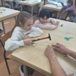 Zajęcia kreatywne klas III a, III b i II d – wykonanie jajek wielkanocnych metodą „string art”