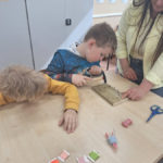 Zajęcia kreatywne klas III a, III b i II d – wykonanie jajek wielkanocnych metodą „string art”