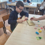 Zajęcia kreatywne klas III a, III b i II d – wykonanie jajek wielkanocnych metodą „string art”