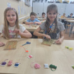 Zajęcia kreatywne klas III a, III b i II d – wykonanie jajek wielkanocnych metodą „string art”