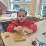 Zajęcia kreatywne klas III a, III b i II d – wykonanie jajek wielkanocnych metodą „string art”