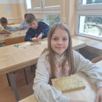 Zajęcia kreatywne klas III a, III b i II d – wykonanie jajek wielkanocnych metodą „string art”