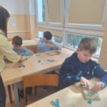 Zajęcia kreatywne klas III a, III b i II d – wykonanie jajek wielkanocnych metodą „string art”