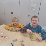 Zajęcia kreatywne klas III a, III b i II d – wykonanie jajek wielkanocnych metodą „string art”