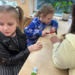 Zajęcia kreatywne klas III a, III b i II d – wykonanie jajek wielkanocnych metodą „string art”