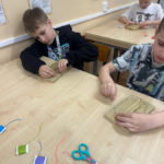 Zajęcia kreatywne klas III a, III b i II d – wykonanie jajek wielkanocnych metodą „string art”
