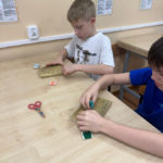 Zajęcia kreatywne klas III a, III b i II d – wykonanie jajek wielkanocnych metodą „string art”