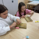 Zajęcia kreatywne klas III a, III b i II d – wykonanie jajek wielkanocnych metodą „string art”