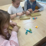 Zajęcia kreatywne klas III a, III b i II d – wykonanie jajek wielkanocnych metodą „string art”