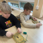 Zajęcia kreatywne klas III a, III b i II d – wykonanie jajek wielkanocnych metodą „string art”