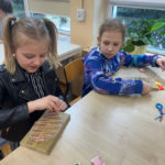 Zajęcia kreatywne klas III a, III b i II d – wykonanie jajek wielkanocnych metodą „string art”