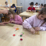 Zajęcia kreatywne klas III a, III b i II d – wykonanie jajek wielkanocnych metodą „string art”