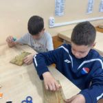 Zajęcia kreatywne klas III a, III b i II d – wykonanie jajek wielkanocnych metodą „string art”