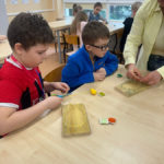 Zajęcia kreatywne klas III a, III b i II d – wykonanie jajek wielkanocnych metodą „string art”