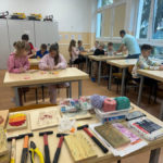 Zajęcia kreatywne klas III a, III b i II d – wykonanie jajek wielkanocnych metodą „string art”