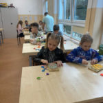 Zajęcia kreatywne klas III a, III b i II d – wykonanie jajek wielkanocnych metodą „string art”