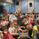 Uczniowie klas 3b, 3d, 1a, 1c oraz przedszkolaki z grupy „Słoneczka” i „Skrzaty” – wybrali się do GCK na spektakl pt. „Ja, Calineczka”
