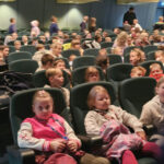 Uczniowie klas 3b, 3d, 1a, 1c oraz przedszkolaki z grupy „Słoneczka” i „Skrzaty” – wybrali się do GCK na spektakl pt. „Ja, Calineczka”