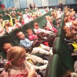 Uczniowie klas 3b, 3d, 1a, 1c oraz przedszkolaki z grupy „Słoneczka” i „Skrzaty” – wybrali się do GCK na spektakl pt. „Ja, Calineczka”