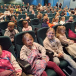Uczniowie klas 3b, 3d, 1a, 1c oraz przedszkolaki z grupy „Słoneczka” i „Skrzaty” – wybrali się do GCK na spektakl pt. „Ja, Calineczka”