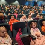 Uczniowie klas 3b, 3d, 1a, 1c oraz przedszkolaki z grupy „Słoneczka” i „Skrzaty” – wybrali się do GCK na spektakl pt. „Ja, Calineczka”